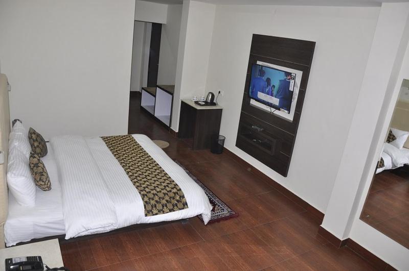 Oyo 28425 Dal Lake Resort Дармсала Экстерьер фото